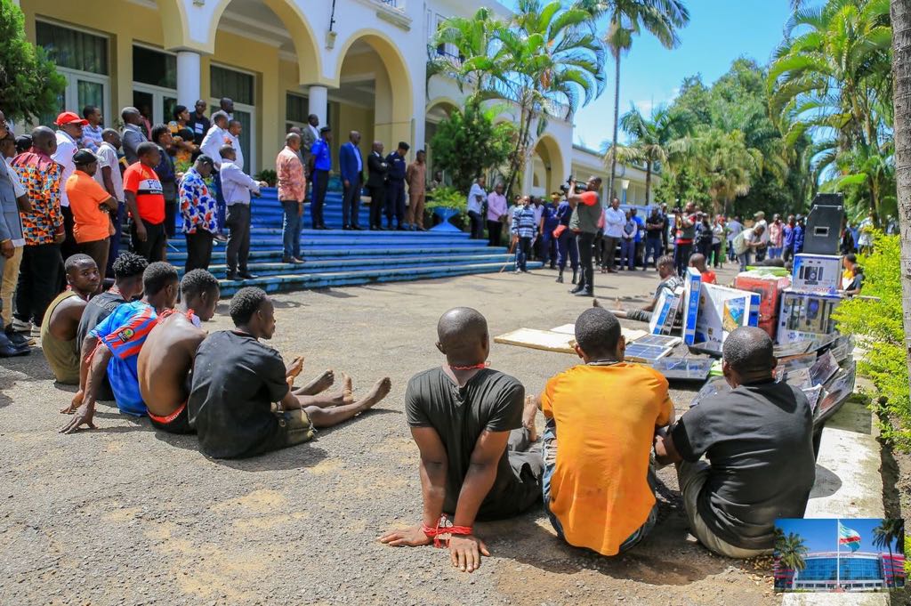 Haut-Katanga : Présentation des groupes de bandits au Gouverneur Jacques Kyabula Katwe