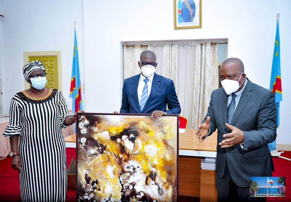 Un tableau d’art offert au gouverneur jacques kyabula katwe par les membres de son gouvernement