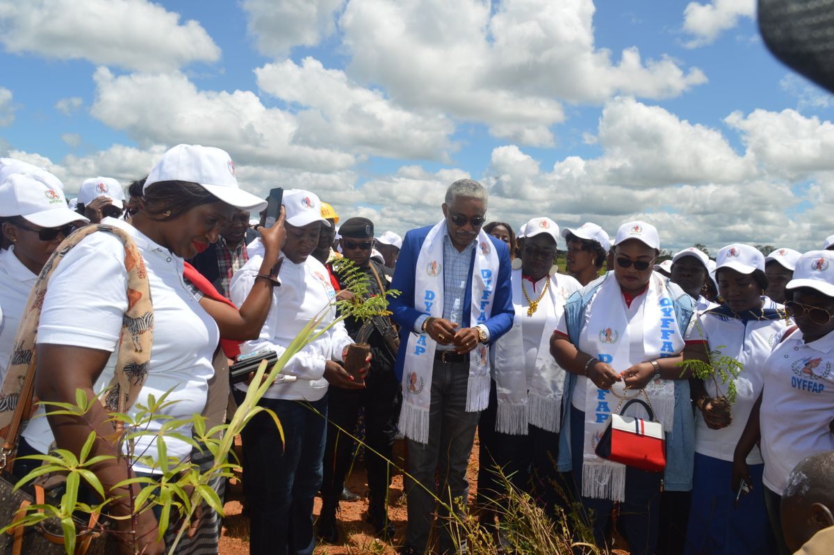 Les femmes de l'Administration du Haut-Katanga accompagées par le commissaire Provincial à l'Environnement