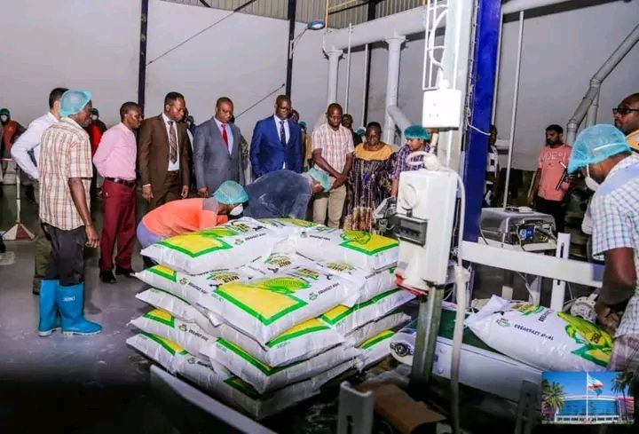 Le Gouverneur Jacques Kyabula Katwe s’emploie à inonder le marché Lushois en farine de maïs made in Haut-Katanga