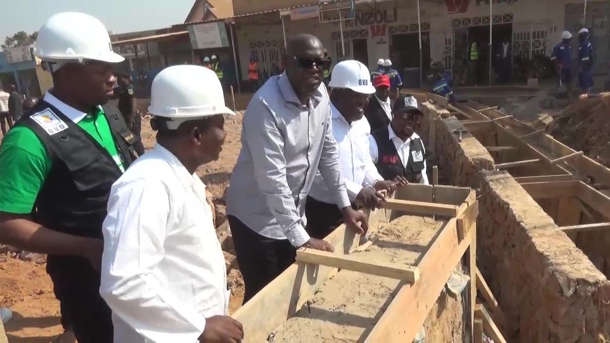 Jacques Kyabula Katwe s’emploie à l’inspection de plusieurs chantiers routiers à travers la Ville de Lubumbashi