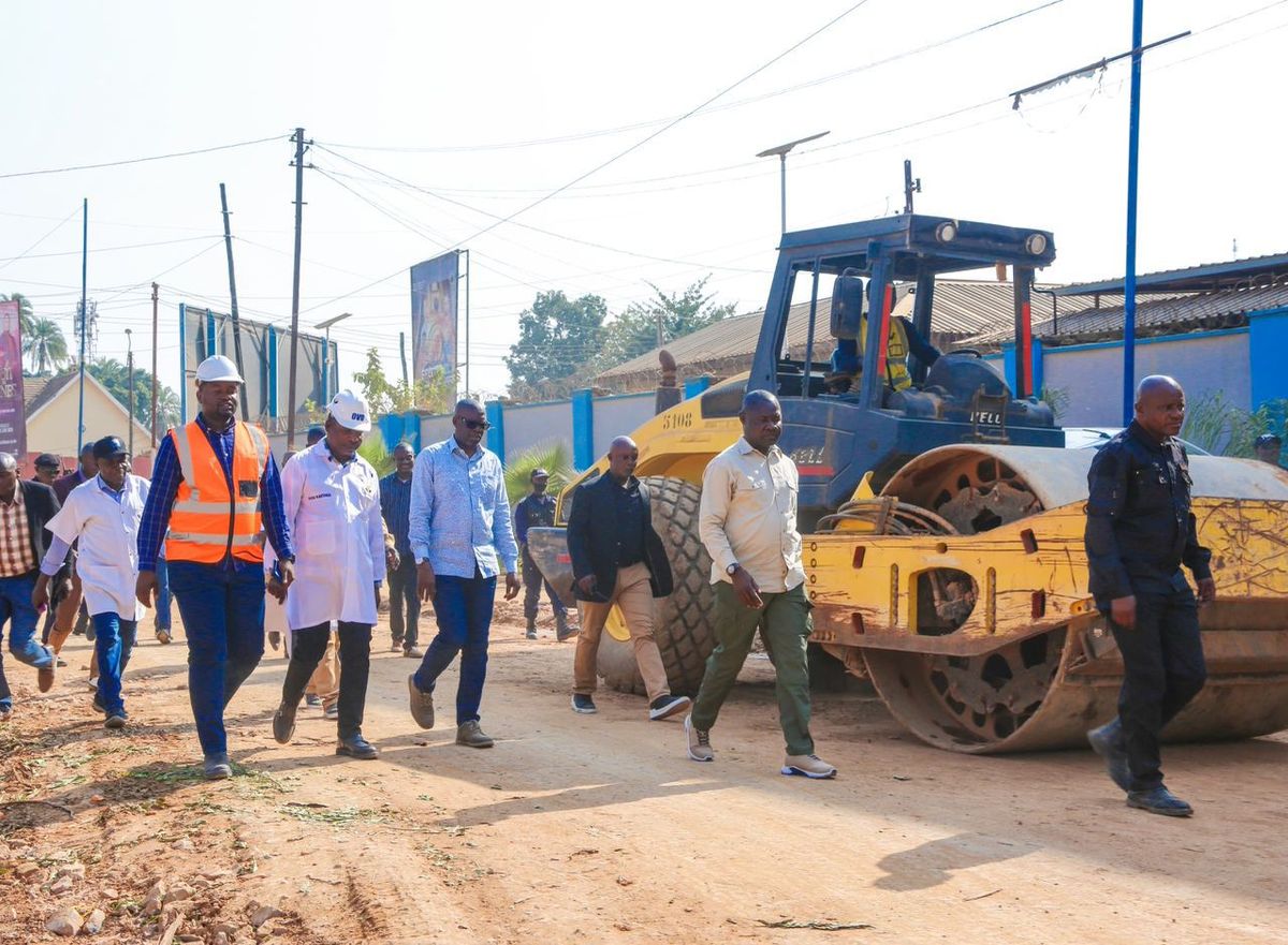 Jacques Kyabula Katwe satisfait du déroulement des travaux exécutés sur les chantiers du Gouvernement provincial