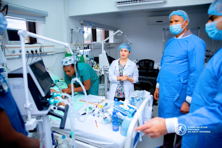 Le Gouverneur intérimaire visite 18 enfants opérés avec succès du cœur à l’hôpital Diamant de Lubumbashi