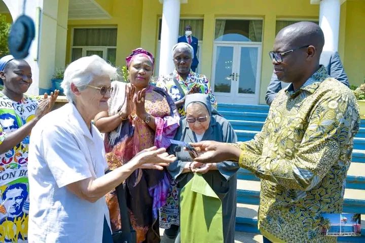 Le Gouverneur du Haut-Katanga offre un bus neuf aux filles de la congregation de Marie Auxiliatrice de Kafubu