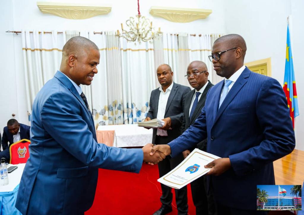 Remise des notifications aux nouveaux animateurs de la territoriale par le gouverneur Jacques Kyabula Katwe