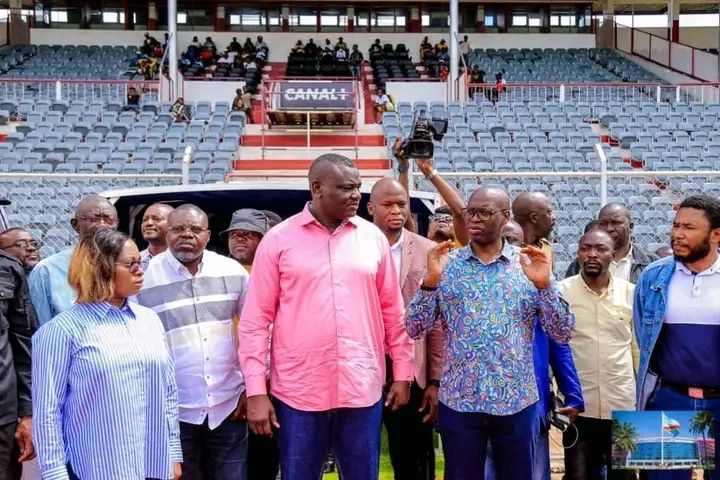 Le Gouverneur Jacques Kyabula Katwe en visite au stade Kibasa Maliba en compagnie de la famille Kibasa