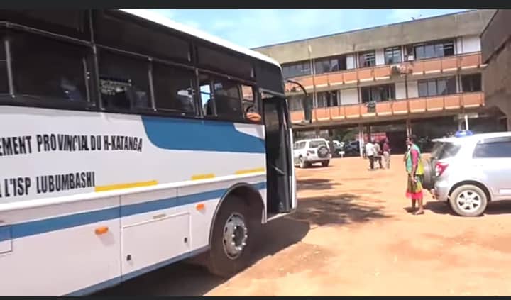 Le Gouverneur de Province Jacques Kyabula Katwe dote un bus neuf aux étudiants de l’ISP-Lubumbashi