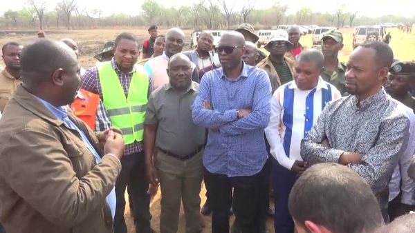 Le Gouverneur Jacques Kyabula Katwe visite le site où sera jeté le Pont sur la rivière Luapula à Kasenga