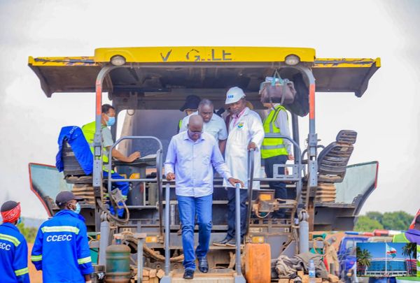 Likasi : le Gouverneur Jacques Kyabula lance les travaux d’asphalte de la route de contournement
