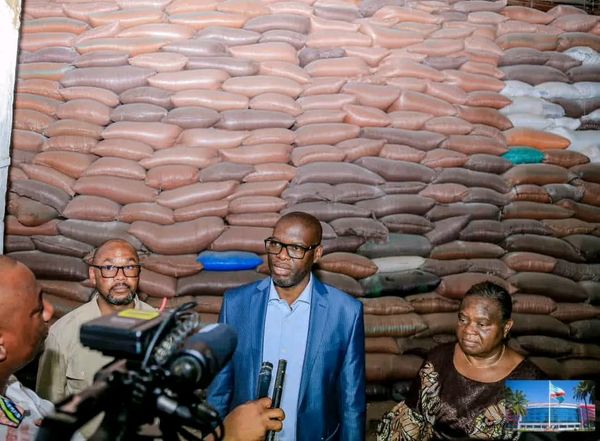 Le Gouverneur du Haut-Katanga satisfait du remboursement en maïs de la part des bénéficiaires des intrants agricoles