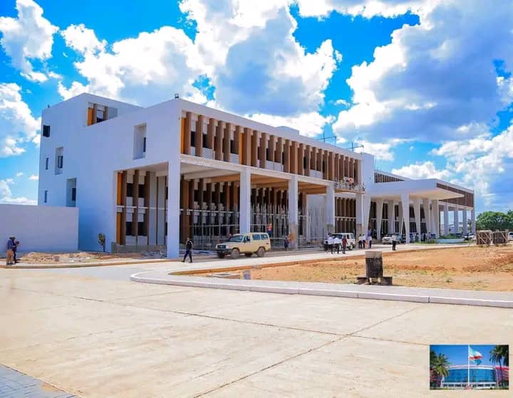 Haut-Katanga : le nouveau siège en chantier de l'Assemblée Provinciale visité par le Bureau d’âge