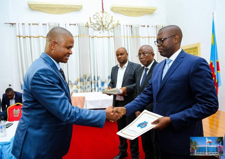 Remise des notifications aux nouveaux animateurs de la territoriale par le gouverneur Jacques Kyabula Katwe