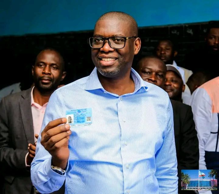 Le Gouverneur Jacques Kyabula Katwe du Haut-Katanga a obtenu sa carte d’électeur.