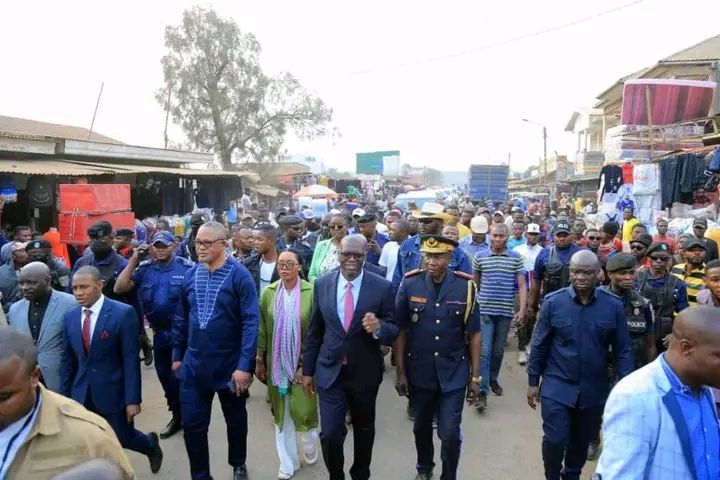 Lubumbashi : Peter Kazadi poursuit son itinérance dans la Commune de la Kenya accompagné du Gouverneur Jacques Kyabula