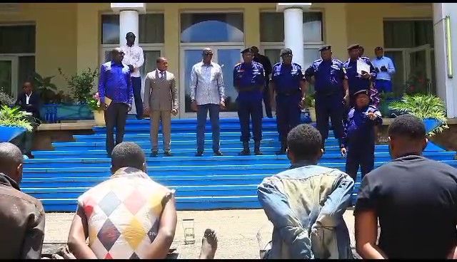 Présentation de plusieurs groupes de bandits au Gouverneur de Province Jacques Kyabula Katwe