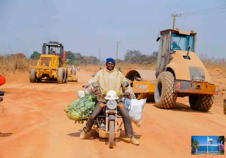 Jacques Kyabula inspecte les travaux de la voirie urbaine de Lubumbashi