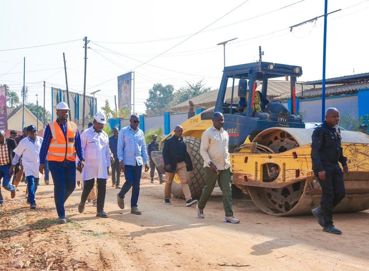 Jacques Kyabula Katwe satisfait du déroulement des travaux  exécutés sur les chantiers du Gouvernement provincial