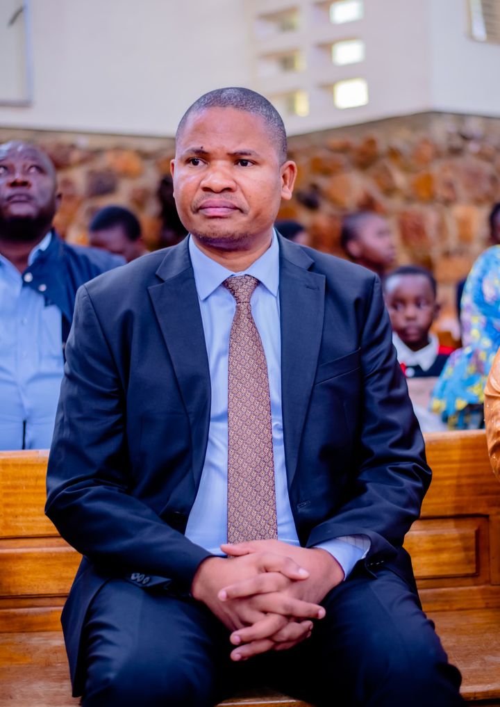 Haut-Katanga : le Gouverneur intérimaire, Martin Kazembe Shula rend gloire au Seigneur à la Chapelle catholique de Kiswishi