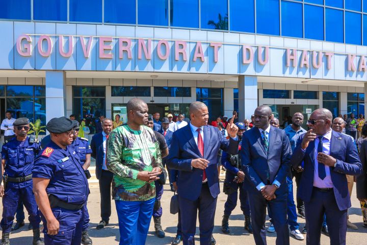 Présentation de dix-sept présumés bandits armés au Gouverneur intérimaire, Martin Kazembe Shula