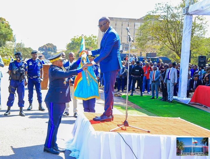 Remise de l'étendard de commandement au nouveau Commissaire Provincial de la PNC/HAUT-KATANGA